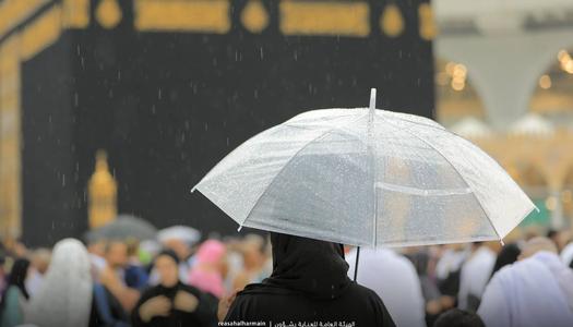 تساقط الأمطار على المصلين فى الحرم المكى.. والأرصاد السعودية تحذر من السيول